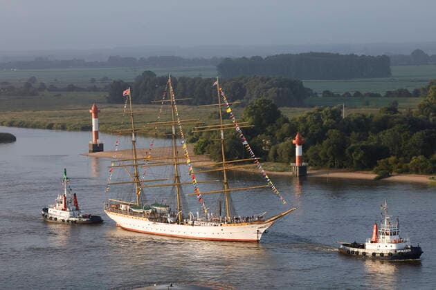 Bilder des Jahres 2021, News 08 August News Themen der Woche KW34 News Bilder des Tages Dreimaster SCHULSCHIFF DEUTSCHLAND wird von zwei Schleppern auf der Weser von Bremen nach Bremerhaven geschleppt, wo das letzte deutsche Vollschiff im Neuen Hafen der Havenwelten als Museumsschiff liegen wird. *** Three-master SCHULSCHIFF DEUTSCHLAND is towed by two tugs on the Weser from Bremen to Bremerhaven, where the last German full-rigged ship will be moored in the New Harbour of the Havenwelten as a museum ship. Copyright: xCarlxGrollx