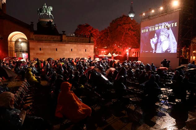 Bilder des Jahres 2021, Entertainment 08 August Entertainment Themen der Woche KW34 Eröffnungsabend der UFA Filmnächte mit dem Screening des Ernst Lubitsch Films Carmen auf dem Kolonnadenhof der Museumsinsel. Berlin, 25.08.2021 *** Opening evening of the UFA Film Nights with the screening of the Ernst Lubitsch film Carmen on the Kolonnadenhof of the Museum Island Berlin, 25 08 2021 Foto:xF.xKernx xFuturexImage