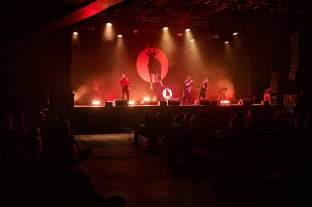 Konzert der Antilopen Gang in der Berliner Columbiahalle Mit einem ausverkauften Konzert der Antilopen Gang feierte die Berliner Columbiahalle Wiedereröffnung. 300 Zuschauer durften in der bestuhlten Halle Platz nehmen, alles unter Einhaltung der geltenden, pandemiebedingten Hygieneregeln., Berlin Berlin Deutschland Neukölln