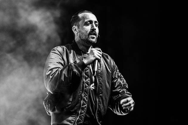 Konzert der Antilopen Gang in der Berliner Columbiahalle Mit einem ausverkauften Konzert der Antilopen Gang feierte die Berliner Columbiahalle Wiedereröffnung. 300 Zuschauer durften in der bestuhlten Halle Platz nehmen, alles unter Einhaltung der geltenden, pandemiebedingten Hygieneregeln., Berlin Berlin Deutschland Neukölln