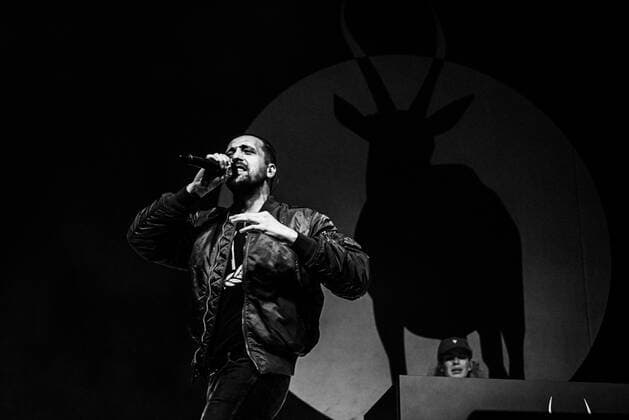 Konzert der Antilopen Gang in der Berliner Columbiahalle Mit einem ausverkauften Konzert der Antilopen Gang feierte die Berliner Columbiahalle Wiedereröffnung. 300 Zuschauer durften in der bestuhlten Halle Platz nehmen, alles unter Einhaltung der geltenden, pandemiebedingten Hygieneregeln., Berlin Berlin Deutschland Neukölln