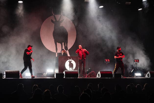 Konzert der Antilopen Gang in der Berliner Columbiahalle Mit einem ausverkauften Konzert der Antilopen Gang feierte die Berliner Columbiahalle Wiedereröffnung. 300 Zuschauer durften in der bestuhlten Halle Platz nehmen, alles unter Einhaltung der geltenden, pandemiebedingten Hygieneregeln., Berlin Berlin Deutschland Neukölln