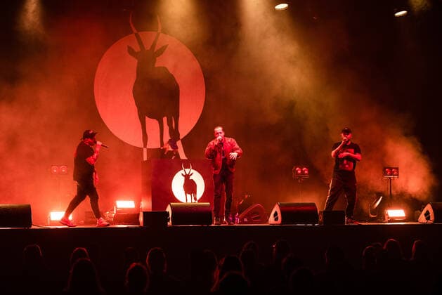 Konzert der Antilopen Gang in der Berliner Columbiahalle Mit einem ausverkauften Konzert der Antilopen Gang feierte die Berliner Columbiahalle Wiedereröffnung. 300 Zuschauer durften in der bestuhlten Halle Platz nehmen, alles unter Einhaltung der geltenden, pandemiebedingten Hygieneregeln., Berlin Berlin Deutschland Neukölln