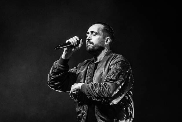 Konzert der Antilopen Gang in der Berliner Columbiahalle Mit einem ausverkauften Konzert der Antilopen Gang feierte die Berliner Columbiahalle Wiedereröffnung. 300 Zuschauer durften in der bestuhlten Halle Platz nehmen, alles unter Einhaltung der geltenden, pandemiebedingten Hygieneregeln., Berlin Berlin Deutschland Neukölln