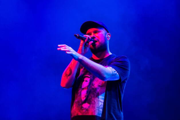 Konzert der Antilopen Gang in der Berliner Columbiahalle Mit einem ausverkauften Konzert der Antilopen Gang feierte die Berliner Columbiahalle Wiedereröffnung. 300 Zuschauer durften in der bestuhlten Halle Platz nehmen, alles unter Einhaltung der geltenden, pandemiebedingten Hygieneregeln., Berlin Berlin Deutschland Neukölln