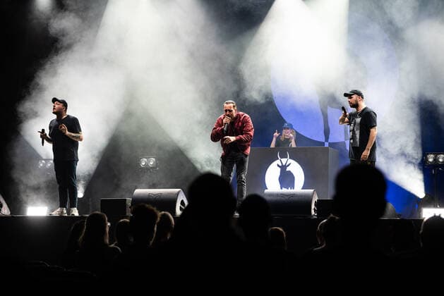 Konzert der Antilopen Gang in der Berliner Columbiahalle Mit einem ausverkauften Konzert der Antilopen Gang feierte die Berliner Columbiahalle Wiedereröffnung. 300 Zuschauer durften in der bestuhlten Halle Platz nehmen, alles unter Einhaltung der geltenden, pandemiebedingten Hygieneregeln., Berlin Berlin Deutschland Neukölln