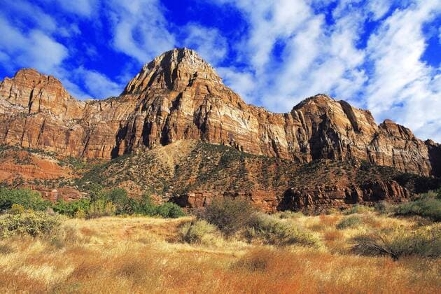 Creative Highlights World Felsgipfel am Eingang des Zion Nationalparks, rote Felsen und blauer Himmel, USA, Utah, Zion Nationalpark, Zion Canyon Rock peaks at the entrance to Zion Canyon, with red rock-faces and blue sky behind, USA, Utah, Zion National Park, Zion Canyon BLWS650516 *** Rock peaks at the entrance to Zion National Park, with red rock faces and blue sky behind, USA, Utah, Zion National Park, Zion Canyon BLWS650516 Copyright: xblickwinkel McPHOTO D.xPatersonx