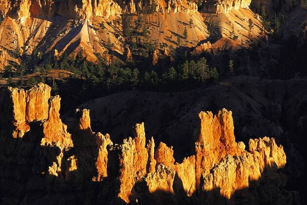 Erodierte Felsnadeln und Steilhaenge im Bryce Canyon, dramatisch beleuchtet im Abendlicht, USA, Utah, Bryce Canyon Nationalpark Highly-eroded pinnacles and cliffs in Bryce Canyon, Utah, dramatically lit in low evening light, USA, Utah, Bryce Canyon National Park BLWS650529 *** Eroded pinnacles and cliffs in Bryce Canyon, Utah, dramatically lit in low evening light, USA, Utah, Bryce Canyon National Park BLWS650529 Copyright: xblickwinkel McPHOTO D.xPatersonx