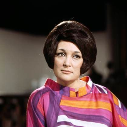 EDDA MOSER Edda Moser, berühmte deutsche Opernsängerin, Sopranistin, Ruhm erlangte sie auch durch ihre Königin-der-Nacht-Arie aus Mozarts Zauberflöte, diese Aufnahme befindet sich in der Raumsonde Voyager 2 und reist seit Jahrzehnten durchs All, Portrait 1976. Edda Moser, famous German opera singer, soprano, she also gained fame for her Queen of the Night aria from Mozart s Magic Flute, this recording is in the Voyager 2 space probe and has been travelling through space for decades, portrait 1976., Deutschland Copyright: kpa UnitedArchives55022155 EDITORIAL USE ONLY