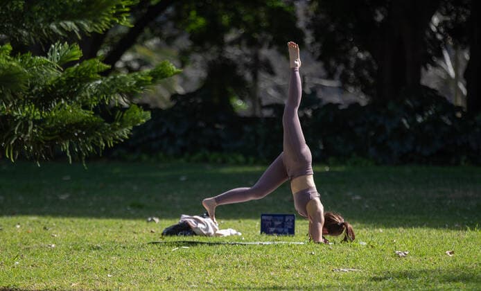 (210826) -- SYDNEY, Aug. 26, 2021 -- A woman exercises in Sydney, Australia, Aug. 26, 2021. Australia has reported more than 1,000 new COVID-19 cases for the first time since the start of the pandemic. As many as 1,123 new locally-acquired cases of COVID-19 were recorded across Australia on Thursday morning. Despite the record number of infections, Prime Minister Scott Morrison said in Canberra on Thursday that it was another day of hope with the vaccine rollout continuing to accelerate. (Photo by Xinhua) AUSTRALIA-SYDNEY-COVID-19 HuxJingchen 