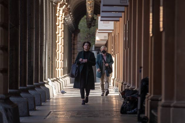 (210826) -- SYDNEY, Aug. 26, 2021 -- People walk in Sydney, Australia, Aug. 26, 2021. Australia has reported more than 1,000 new COVID-19 cases for the first time since the start of the pandemic. As many as 1,123 new locally-acquired cases of COVID-19 were recorded across Australia on Thursday morning. Despite the record number of infections, Prime Minister Scott Morrison said in Canberra on Thursday that it was another day of hope with the vaccine rollout continuing to accelerate. (Photo by Xinhua) AUSTRALIA-SYDNEY-COVID-19 HuxJingchen 