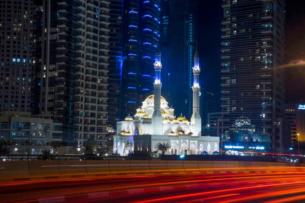 IMAGO Creative: Stadt-Dichotomien The ancient and modern collide in the futuristic city of Dubai as traffic swirls past one of its many mosques. Copyright: xLoopxImages TysonxPaulx TPL05721WT104