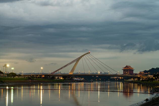 IMAGO Creative: Dichotomien, Reflexionen - Architektur View of illuminated Tamsui Lover s Bridge in Taipei Copyright: PabloxCamacho B42914543
