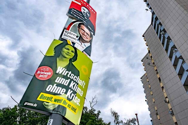 Wahlplakate Wahlplakate zur Bundestagswahl im September 2021 von Bündnis 90 Die Grünen mit einem Foto der Kanzlerkandidatin Annalena Baerbock, der SPD und CDU,26.08.2021, Offenbach am Main Hessen Deutschland
