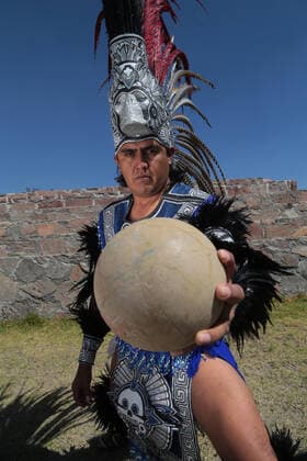 Pre-Hispanic Ceremony At Teotihuacan Archeological Area TEOTIHUACAN, MEXICO - AUGUST 26: A man poses dressed as aztec warrior at aztec ball game area as part of a pre-hispanic ceremony at archeological zone. On August 26, 2021 in Teotihuacan, Mexico. (Photo by Ricardo Castelan Eyepix Group) Copyright: xRicardoxCastelanx EYEPIXGROUP_RC_26082021_13043
