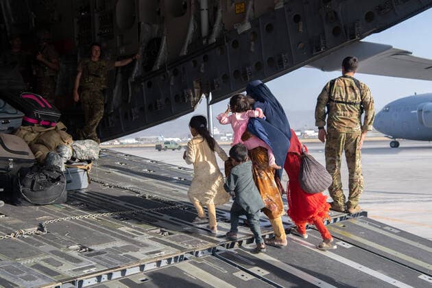 Frauen unter dem Taliban Regime in Afghanistan August 24, 2021, Kabul, Afghanistan: US Air Force loadmasters and pilots assigned to the 816th Expeditionary Airlift Squadron, load Afghan evacuees aboard a U.S. Air Force C-17 Globemaster III in support of the Afghanistan evacuation at Hamid Karzai International Airport. Kabul Afghanistan - ZUMAz03_ 20210824_szp_z03_065 Copyright: xSgt.xDonaldxR.xAllen USAFx