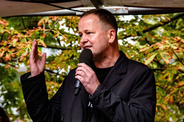Klaus Lederer (Die Linke) bei der Streikkundgebung der Mitarbeiter des Pflegediensts der landeseigenen Krankenhäuser Vivantes und Charité in Berlin. Der Streik betrifft die Pflegekräfte und andere Beschäftigte. Gestreikt wird für einen vollen Tariflohn des öffentlichen Dienstes, für eine Angleichung der Arbeitsbedingungen aller Beschäftigter und eine Mindestpersonalausstattung in den Krankenhäusern. Das Berliner Arbeitsgericht verbot jedoch heute den Streik. Klaus Lederer (Die Linke) at the strike rally of the nursing service employees of the state-owned hospitals Vivantes and Charité in Berlin. The strike affects nursing staff and other employees. The strike is for a full public sector wage, an equalization of working conditions for all
