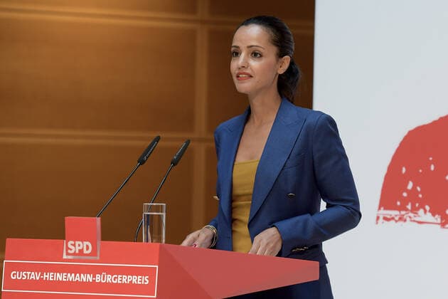 Gustav Heinemann Bürgerpreis 2021 Sawsan Mohammed Chebli hällt ihre Rede Verleihung des Gustav-Heinemann Bürgerpreises im Atrium des Willy-Brandt-Haus in Berlin am 26.08.2021