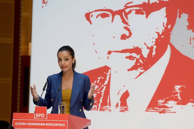 Gustav Heinemann Bürgerpreis 2021 Sawsan Mohammed Chebli hällt ihre Rede Verleihung des Gustav-Heinemann Bürgerpreises im Atrium des Willy-Brandt-Haus in Berlin am 26.08.2021