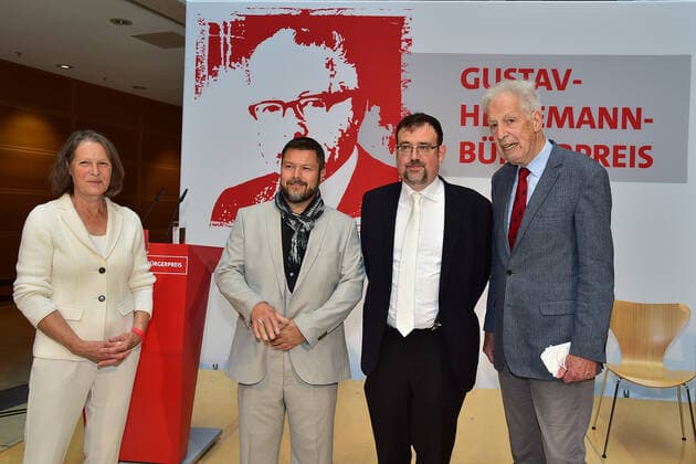 Gustav Heinemann Bürgerpreis 2021 Christina Rau, Henning Scherf, Ender Cetin, (Imam), Elias Dray, Henning Scherf Verleihung des Gustav-Heinemann Bürgerpreises im Atrium des Willy-Brandt-Haus in Berlin am 26.08.2021