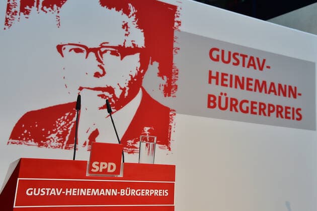 Gustav Heinemann Bürgerpreis 2021 Gustav-Heinemann Symbol Plakatbild Verleihung des Gustav-Heinemann Bürgerpreises im Atrium des Willy-Brandt-Haus in Berlin am 26.08.2021