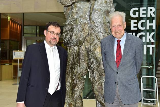 Gustav Heinemann Bürgerpreis 2021 Elias Dray, Henning Scherf, Verleihung des Gustav-Heinemann Bürgerpreises im Atrium des Willy-Brandt-Haus in Berlin am 26.08.2021 *** Gustav Heinemann Citizen Award 2021 Elias Dray, Henning Scherf, Presentation of the Gustav Heinemann Citizen Award in the Atrium of the Willy Brandt House in Berlin on 26 08 2021 Photopress Mueller