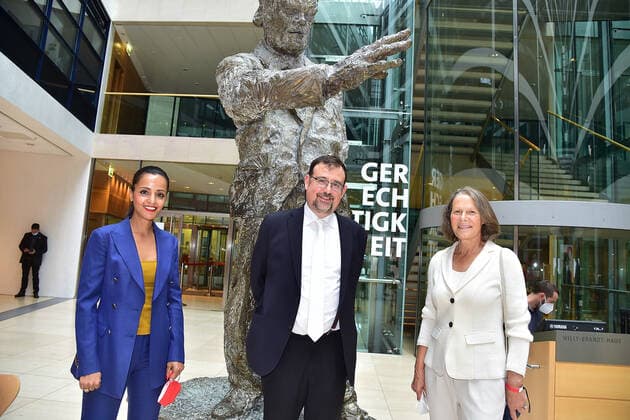 Gustav Heinemann Bürgerpreis 2021 Sawsan Mohammed Chebli, Elias Dray, Christina Rau, Verleihung des Gustav-Heinemann Bürgerpreises im Atrium des Willy-Brandt-Haus in Berlin am 26.08.2021