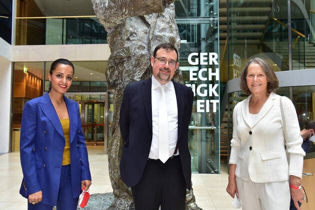 Gustav Heinemann Bürgerpreis 2021 Sawsan Mohammed Chebli, Elias Dray, Christina Rau, Verleihung des Gustav-Heinemann Bürgerpreises im Atrium des Willy-Brandt-Haus in Berlin am 26.08.2021