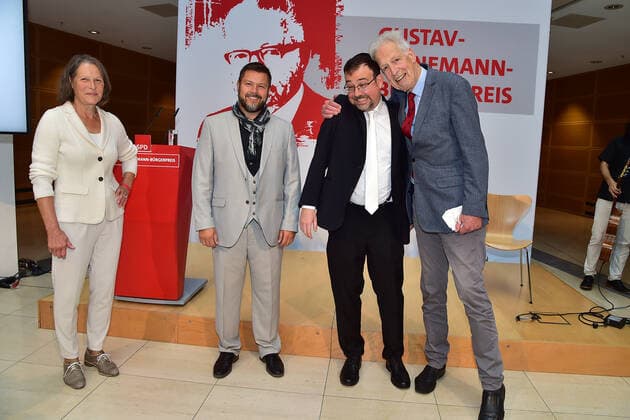 Gustav Heinemann Bürgerpreis 2021 Christina Rau, Henning Scherf, Ender Cetin, (Imam), Elias Dray, Henning Scherf Verleihung des Gustav-Heinemann Bürgerpreises im Atrium des Willy-Brandt-Haus in Berlin am 26.08.2021
