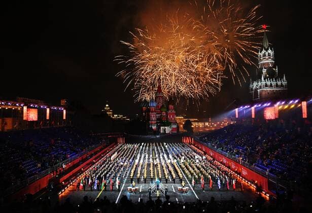 Russia Military Music Festival Rehearsal 6634317 26.08.2021 Fireworks explode over Red Square during a rehearsal for the Spasskaya Tower International Military Music Festival in Moscow, Russia. Vladimir Pesnya Sputnik Moscow Russia  Copyright: xVladimirxPesnyax