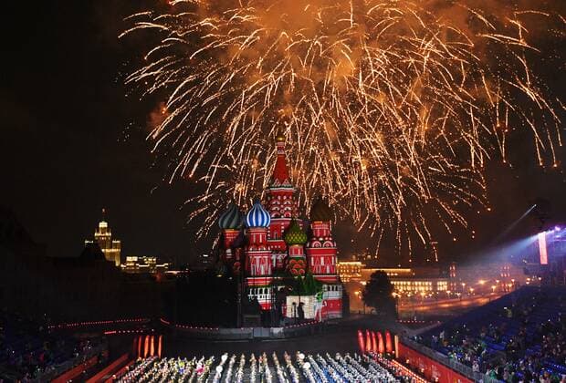 Russia Military Music Festival Rehearsal 6634318 26.08.2021 Fireworks explode over Red Square during a rehearsal for the Spasskaya Tower International Military Music Festival in Moscow, Russia. Vladimir Pesnya Sputnik Moscow Russia  Copyright: xVladimirxPesnyax