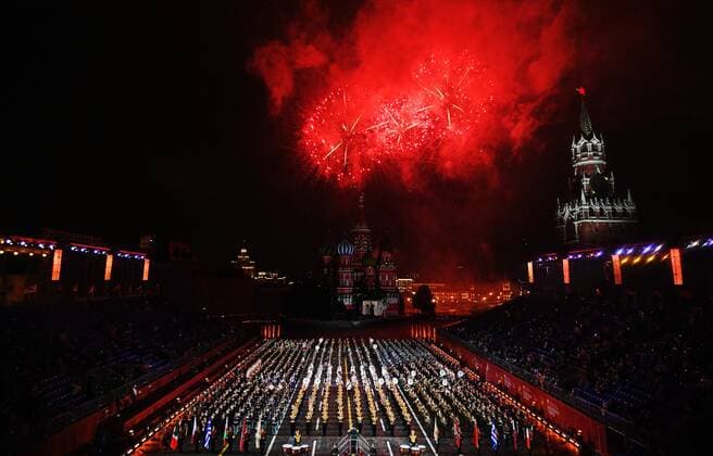 Russia Military Music Festival Rehearsal 6634314 26.08.2021 Fireworks explode over Red Square during a rehearsal for the Spasskaya Tower International Military Music Festival in Moscow, Russia. Vladimir Pesnya Sputnik Moscow Russia  Copyright: xVladimirxPesnyax