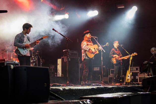 Der amerikanische Sänger und Songschreiber Ian Hooper beim Live Auftritt der Folk Band Mighty Oaks mit dem Programm Mexico Live auf dem verregneten Kunst!Rasen in Bonn, 26.08.2021 Bonn Gronau NRW Deutschland