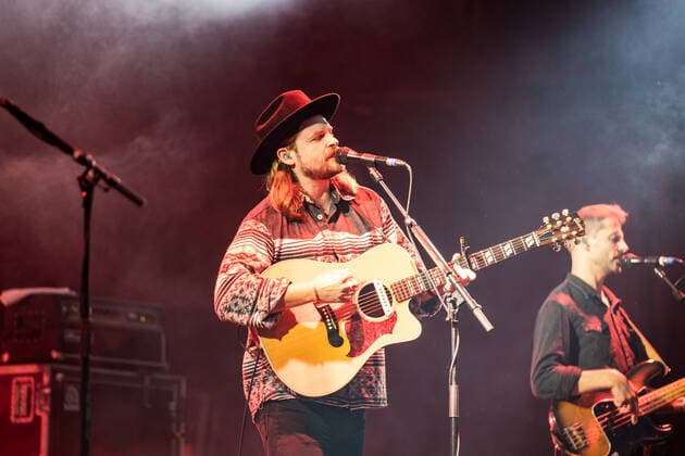 Der amerikanische Sänger und Songschreiber Ian Hooper beim Live Auftritt der Folk Band Mighty Oaks mit dem Programm Mexico Live auf dem verregneten Kunst!Rasen in Bonn, 26.08.2021 Bonn Gronau NRW Deutschland