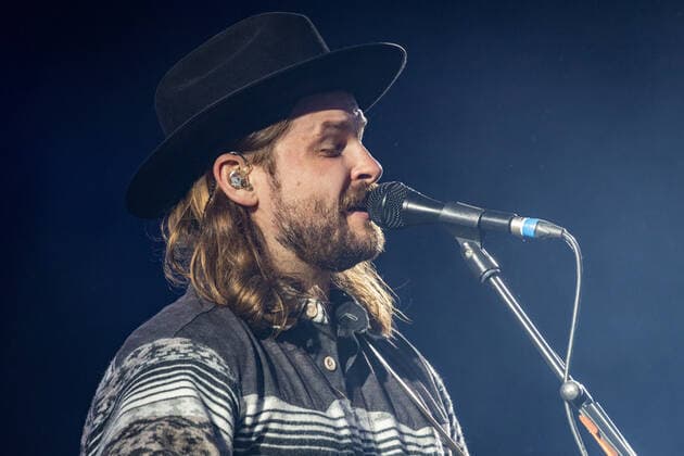 Der amerikanische Sänger und Songschreiber Ian Hooper beim Live Auftritt der Folk Band Mighty Oaks mit dem Programm Mexico Live auf dem verregneten Kunst!Rasen in Bonn, 26.08.2021 Bonn Gronau NRW Deutschland