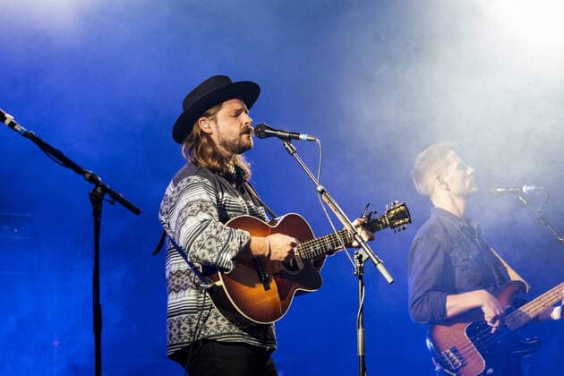 Der amerikanische Sänger und Songschreiber Ian Hooper beim Live Auftritt der Folk Band Mighty Oaks mit dem Programm Mexico Live auf dem verregneten Kunst!Rasen in Bonn, 26.08.2021 Bonn Gronau NRW Deutschland