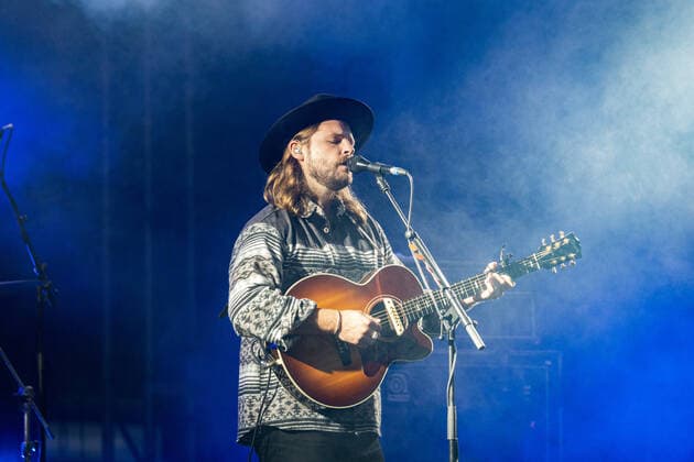 Der amerikanische Sänger und Songschreiber Ian Hooper beim Live Auftritt der Folk Band Mighty Oaks mit dem Programm Mexico Live auf dem verregneten Kunst!Rasen in Bonn, 26.08.2021 Bonn Gronau NRW Deutschland