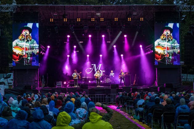 Der amerikanische Sänger und Songschreiber Ian Hooper beim Live Auftritt der Folk Band Mighty Oaks mit dem Programm Mexico Live auf dem verregneten Kunst!Rasen in Bonn, 26.08.2021 Bonn Gronau NRW Deutschland