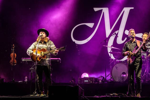 Der amerikanische Sänger und Songschreiber Ian Hooper beim Live Auftritt der Folk Band Mighty Oaks mit dem Programm Mexico Live auf dem verregneten Kunst!Rasen in Bonn, 26.08.2021 Bonn Gronau NRW Deutschland