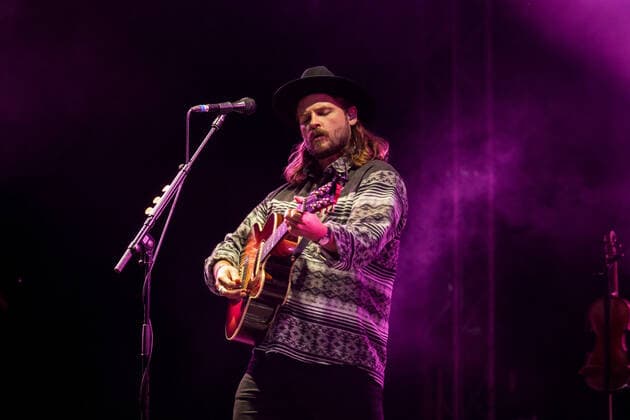 Der amerikanische Sänger und Songschreiber Ian Hooper beim Live Auftritt der Folk Band Mighty Oaks mit dem Programm Mexico Live auf dem verregneten Kunst!Rasen in Bonn, 26.08.2021 Bonn Gronau NRW Deutschland