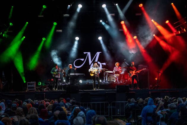 Der amerikanische Sänger und Songschreiber Ian Hooper beim Live Auftritt der Folk Band Mighty Oaks mit dem Programm Mexico Live auf dem verregneten Kunst!Rasen in Bonn, 26.08.2021 Bonn Gronau NRW Deutschland