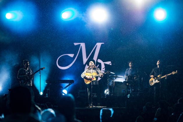 Der amerikanische Sänger und Songschreiber Ian Hooper beim Live Auftritt der Folk Band Mighty Oaks mit dem Programm Mexico Live auf dem verregneten Kunst!Rasen in Bonn, 26.08.2021 Bonn Gronau NRW Deutschland
