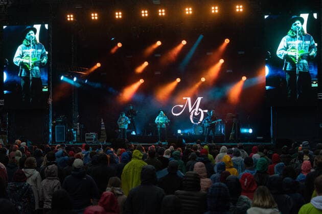 Der amerikanische Sänger und Songschreiber Ian Hooper beim Live Auftritt der Folk Band Mighty Oaks mit dem Programm Mexico Live auf dem verregneten Kunst!Rasen in Bonn, 26.08.2021 Bonn Gronau NRW Deutschland