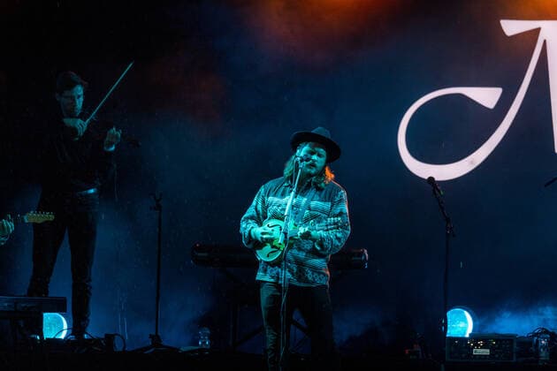 Der amerikanische Sänger und Songschreiber Ian Hooper beim Live Auftritt der Folk Band Mighty Oaks mit dem Programm Mexico Live auf dem verregneten Kunst!Rasen in Bonn, 26.08.2021 Bonn Gronau NRW Deutschland