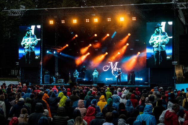 Der amerikanische Sänger und Songschreiber Ian Hooper beim Live Auftritt der Folk Band Mighty Oaks mit dem Programm Mexico Live auf dem verregneten Kunst!Rasen in Bonn, 26.08.2021 Bonn Gronau NRW Deutschland