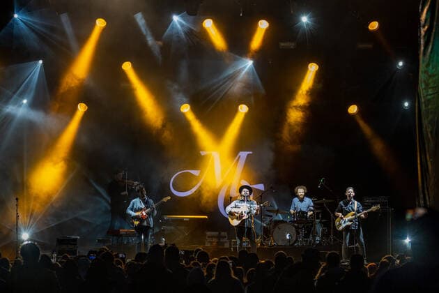 Der amerikanische Sänger und Songschreiber Ian Hooper beim Live Auftritt der Folk Band Mighty Oaks mit dem Programm Mexico Live auf dem verregneten Kunst!Rasen in Bonn, 26.08.2021 Bonn Gronau NRW Deutschland
