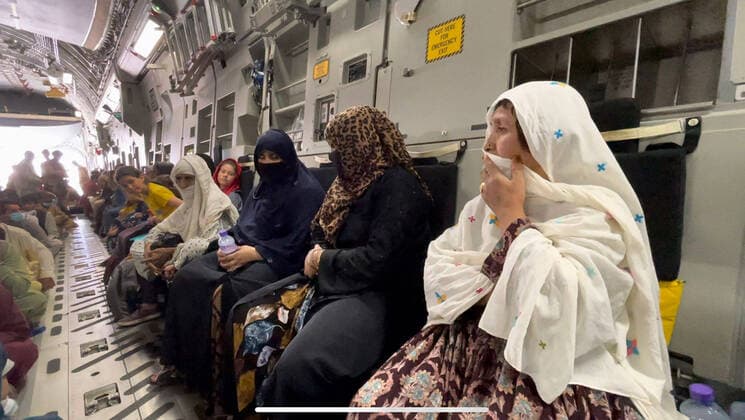 Frauen unter dem Taliban Regime in Afghanistan Refugees are evacuated from Hamid Karzai International Airport in Kabul, Afghanistan on Thursday, August 26, 2021. Dozens of US service members and Afghans were killed by a deadly attack at Hamid Karzai International Airport in Kabul, Afghanistan.  AFG2021082611 HassanxMajeed