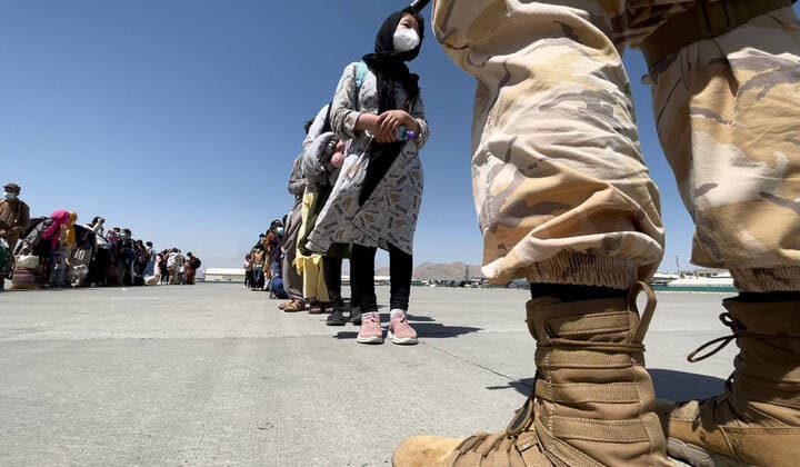 Frauen unter dem Taliban Regime in Afghanistan Refugees are evacuated from Hamid Karzai International Airport in Kabul, Afghanistan on Thursday, August 26, 2021. Dozens of US service members and Afghans were killed by a deadly attack at Hamid Karzai International Airport in Kabul, Afghanistan.  AFG2021082612 HassanxMajeed