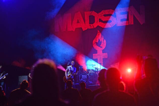 Hamburg der 26.08.2021 - Madsen macht den RESTART! für Indoor-Konzerte in Hamburg. In der unter Coronabedingungen mit 650 Menschen ausverkauften Barclays Arena spielte die Band ein breites musikalisches Spektrum von Rock bis Punk. Schon beim ersten Song holte der Leadsänger Christian Madsen das Publikum aus den festen Sitzplätzen. Die Re<Start Hamburg Konzerte starten fullminant. Madsen - Restart-Konzert - Ersten Indoor-Konzert in der Barclays Arena Hamburg, Hamburg Hamburg Deutschland Stellingen