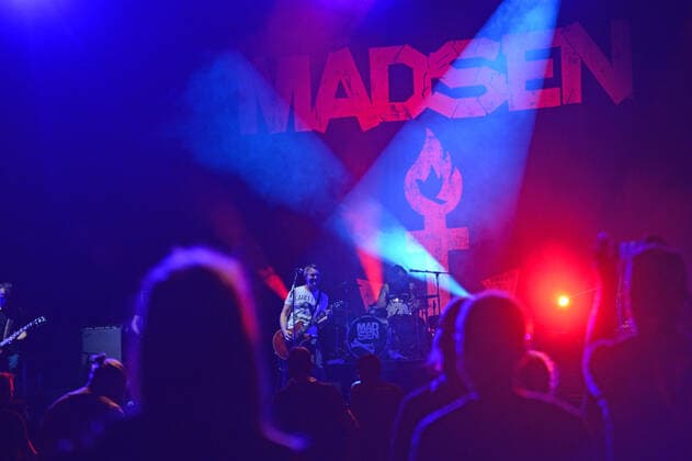 Hamburg der 26.08.2021 - Madsen macht den RESTART! für Indoor-Konzerte in Hamburg. In der unter Coronabedingungen mit 650 Menschen ausverkauften Barclays Arena spielte die Band ein breites musikalisches Spektrum von Rock bis Punk. Schon beim ersten Song holte der Leadsänger Christian Madsen das Publikum aus den festen Sitzplätzen. Die Re<Start Hamburg Konzerte starten fullminant. Madsen - Restart-Konzert - Ersten Indoor-Konzert in der Barclays Arena Hamburg, Hamburg Hamburg Deutschland Stellingen